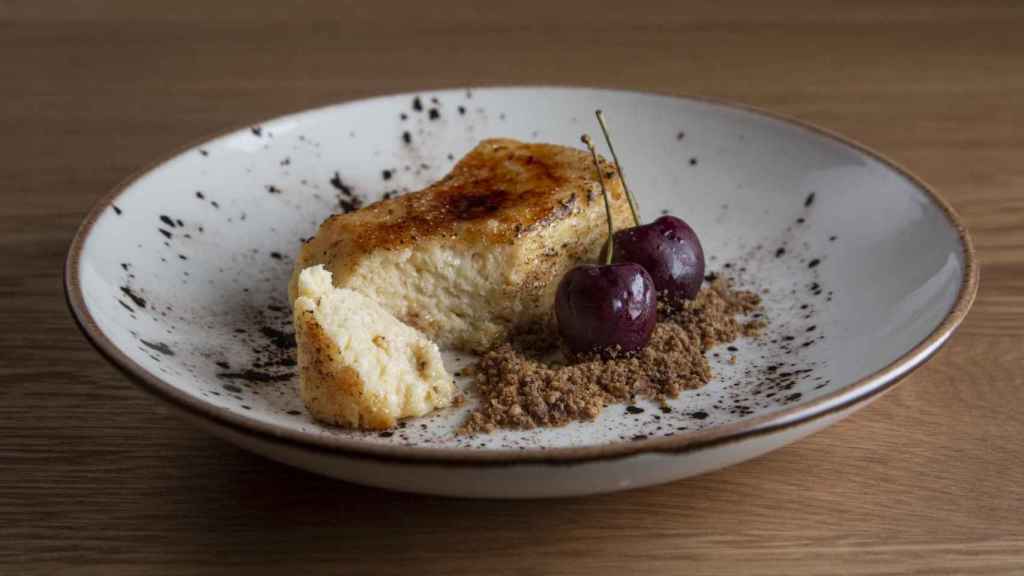 Torrija de brioche bañada en chocolate blanco con helado de cardamomo