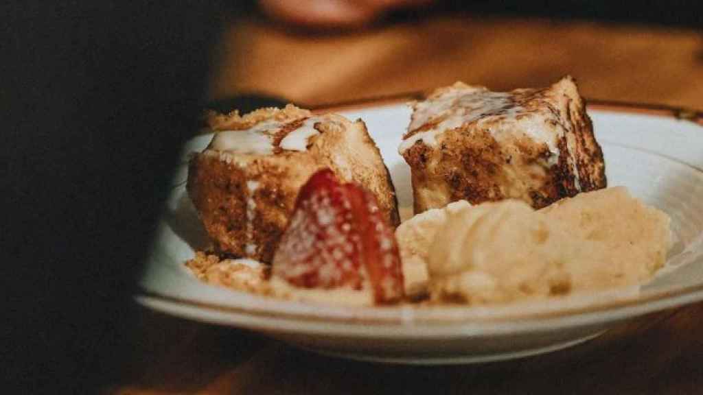 Torrijas con helado de vainilla y crema inglesa