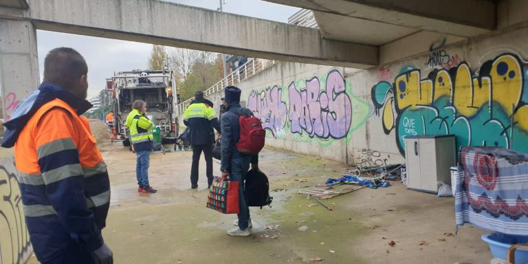 Los toxicómanos abandonando el lugar el pasado mes de diciembre / CEDIDA