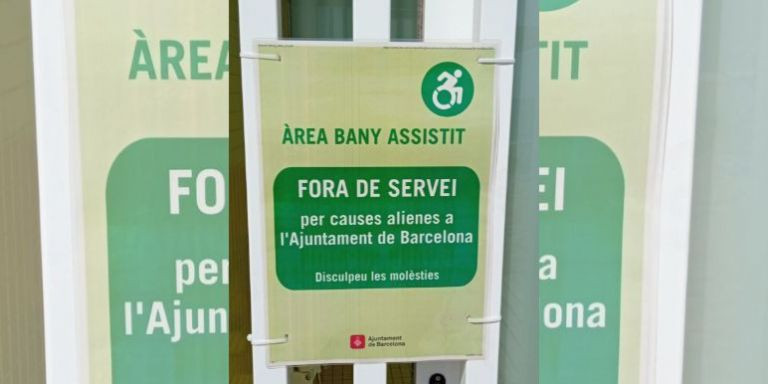 Cartel que indica que el baño asistido está fuera de servicio / @ACCESSIBILITATB