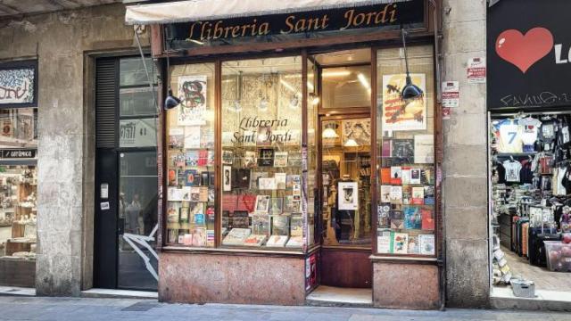 Exterior de la librería Sant Jordi / INMA SANTOS