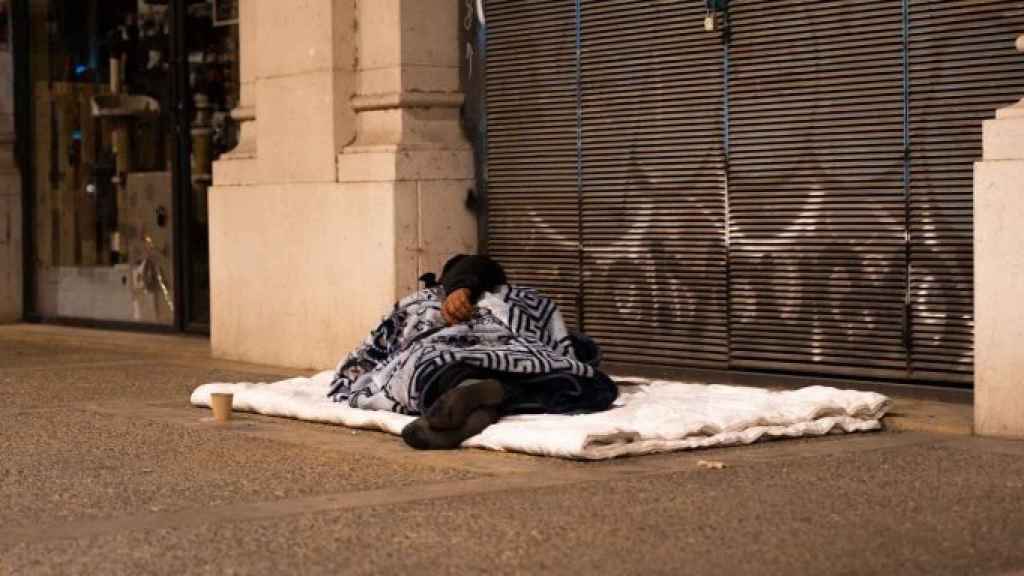 Un hombre durmiendo al raso en Barcelona