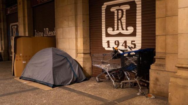 Una persona durmiendo en la calle en Barcelona