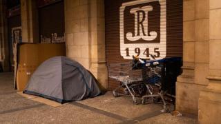 Un centenar de persones dormint al carrer: L’Hospitalet organitza una marxa per abordar el sense sostre.