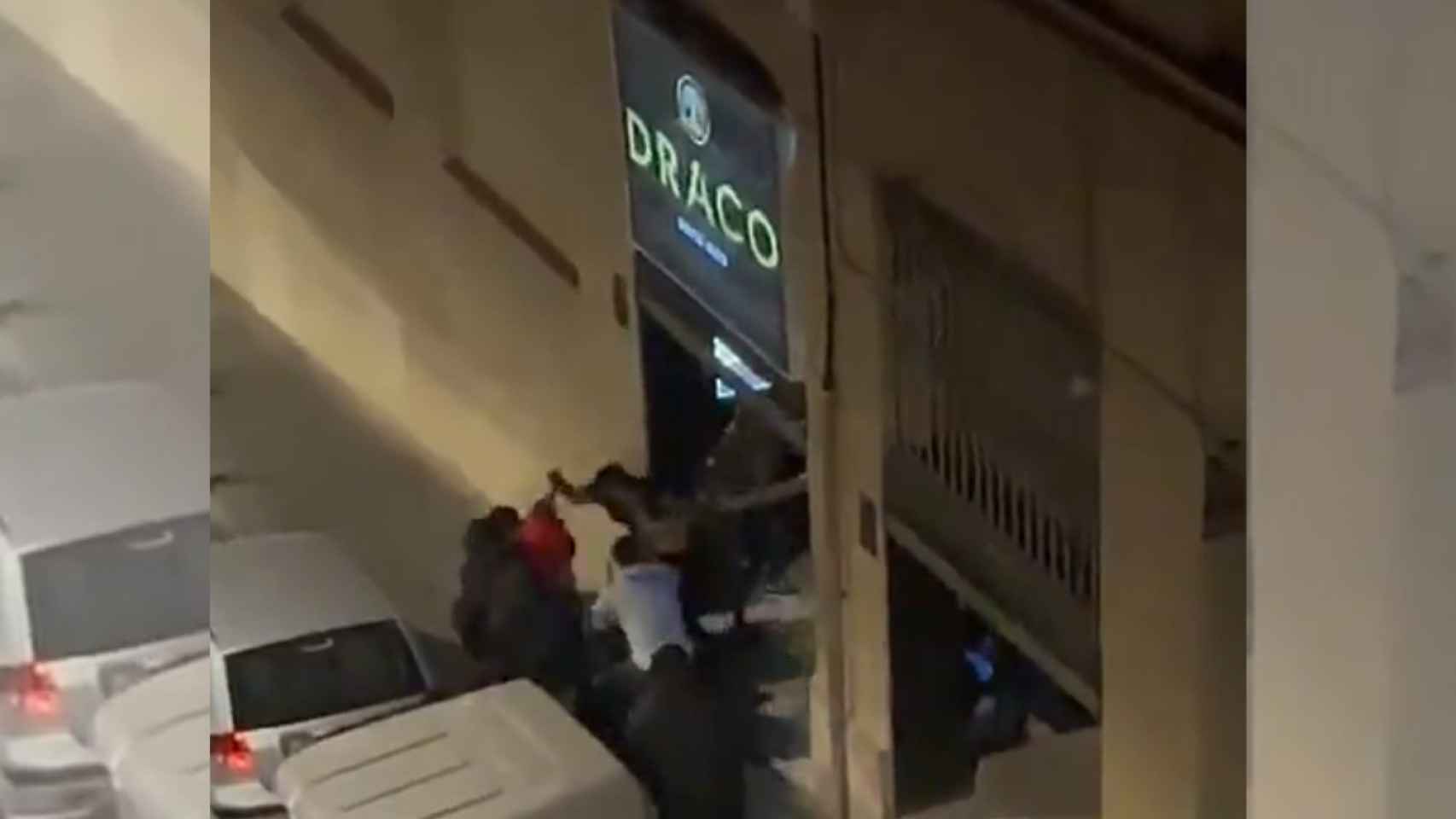 Pelea multitudinaria en la discoteca Draco de Gràcia / TWITTER @CANELAEX