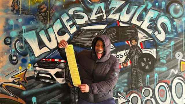 El cantante Reyd Reyes con la multa de la Guardia Urbana / INSTAGRAM