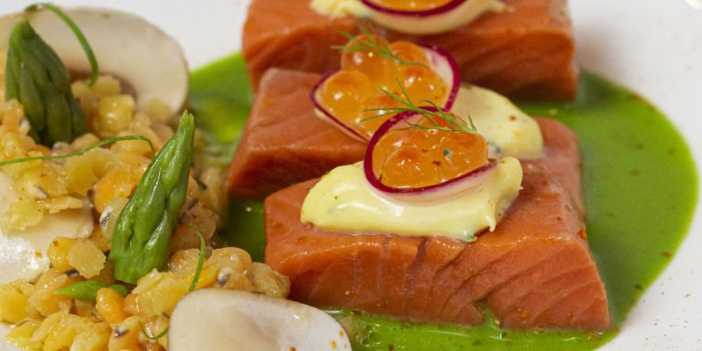 Salmón salvaje de Alaska en escabeche,lentejas rojas ,emulsión de cebollino, eneldo e Ikura