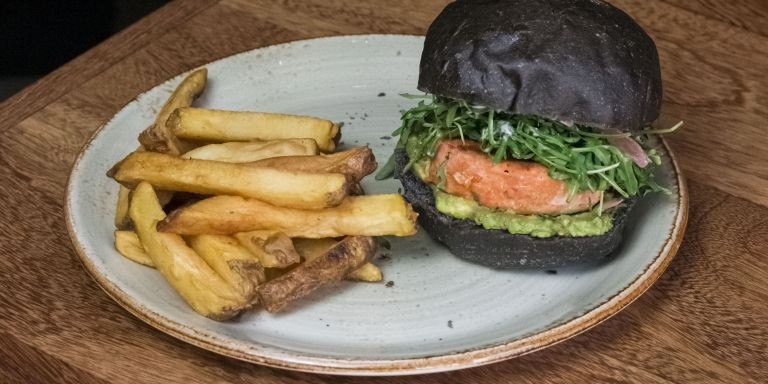 Hamburguesa de salmón salvaje con aguacate, jengibre encurtido, rúcula y mayonesa