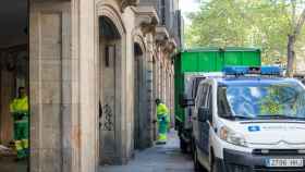 Operarios de limpieza trabajando en los soportales de La Rambla / GALA ESPÍN - METRÓPOLI