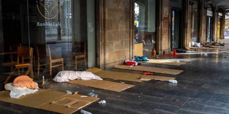 Restos en la calle de personas sin hogar en los soportales de La Rambla / GALA ESPÍN - METRÓPOLI