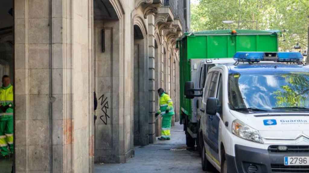 Operarios de limpieza trabajando en los soportales de La Rambla