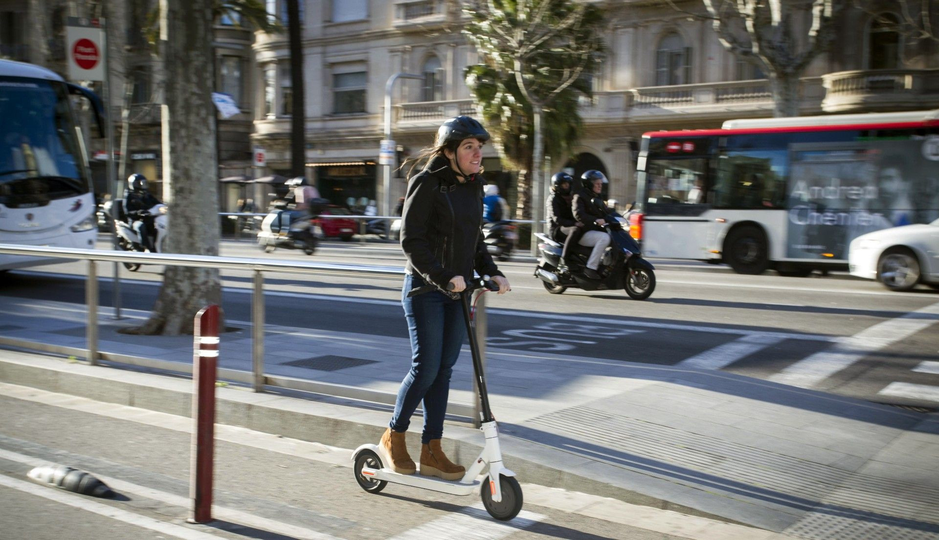 Usuaria de un patinete eléctrico en Barcelona / METRÓPOLI - HUGO FERNÁNDEZ