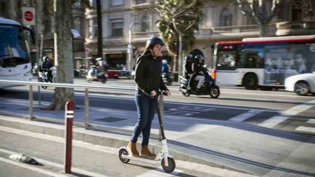 Usuaria de un patinete eléctrico en Barcelona / HUGO FERNÁNDEZ