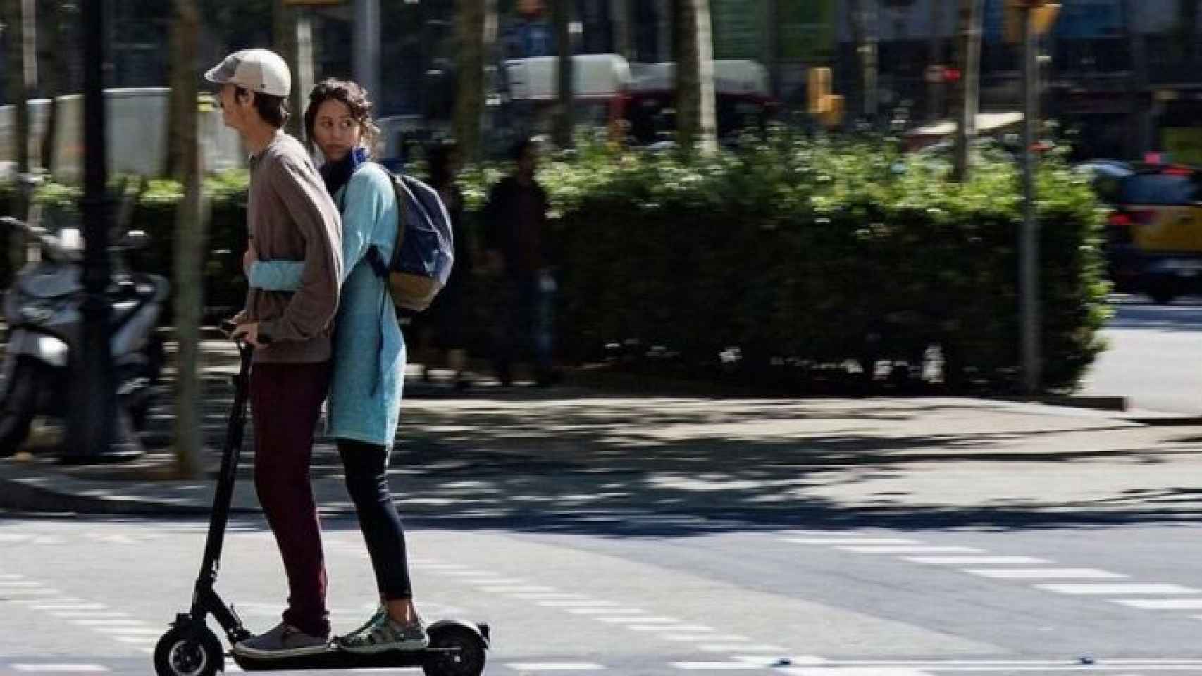 Dos personas circulan en un patinete en Barcelona / ARCHIVO