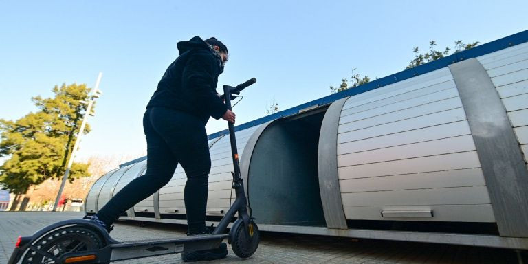 Un usuario aparca un patinete en un Bicibox / AMB