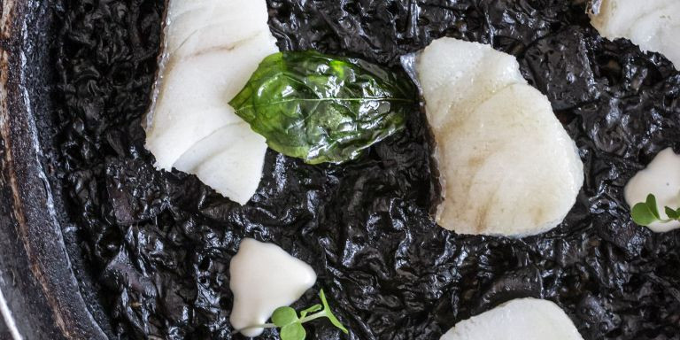 Arros negro de Bacalao salvaje de Alaska, con pil pil cremoso de ajos asados