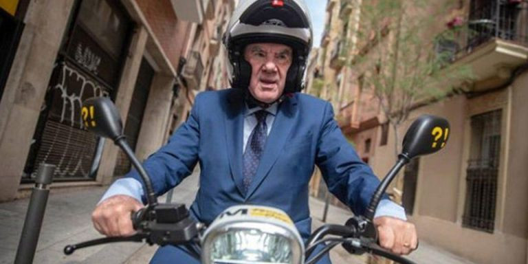 El candidato de ERC, Ernest Maragall, en su moto de campaña en 2019 / ERC