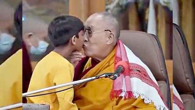 La imagen de la polémica: el dalái lama besa a un niño en los labios / RRSS