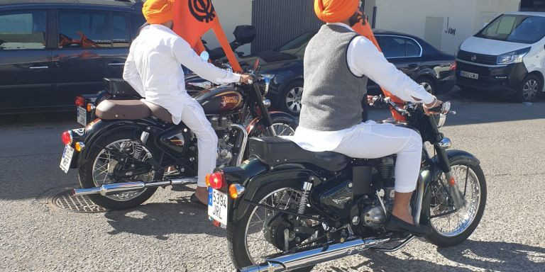 Dos miembros de la comunidad sij en moto por Sant Adrià / CEDIDA