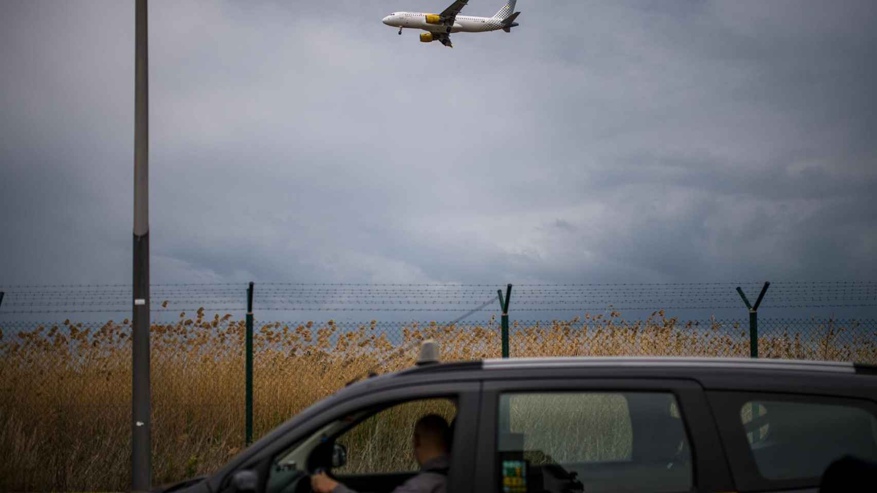 Un taxi en una marcha lenta ante la T1 en una imagen de archivo / Lorena Sopena - EUROPA PRESS