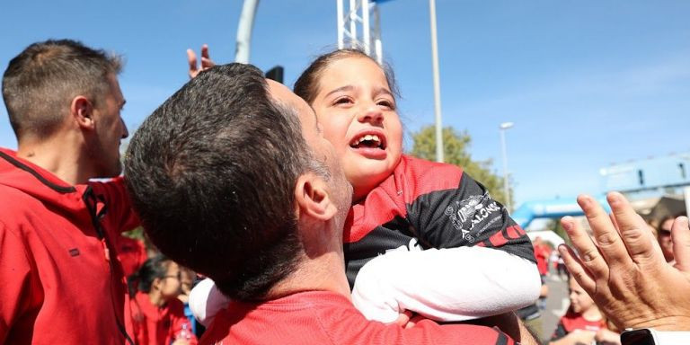 Jesús abraza y besa a su hija Abril / CEDIDA