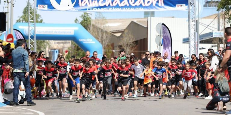 Centenares de niños participando en la Cursa Popular de los Mossos d'Esquadra / CEDIDA