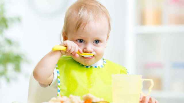 Un niño aprende a comer solo: cuidar la alimentación desde la infancia facilita un crecimiento sano / QUIRÓNSALUD