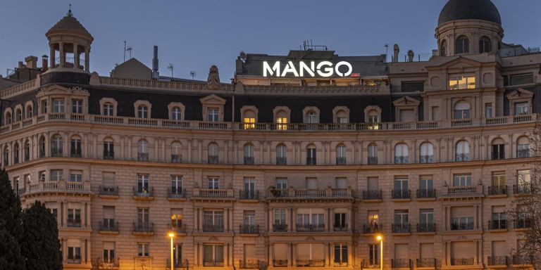 Cartel publicitario de Mango en la plaza Francesc Macià / EP