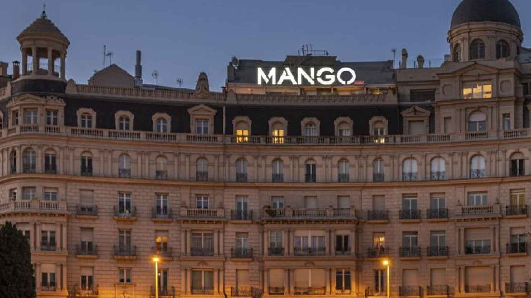 Cartel publicitario de Mango en la plaza Francesc Macià / EP