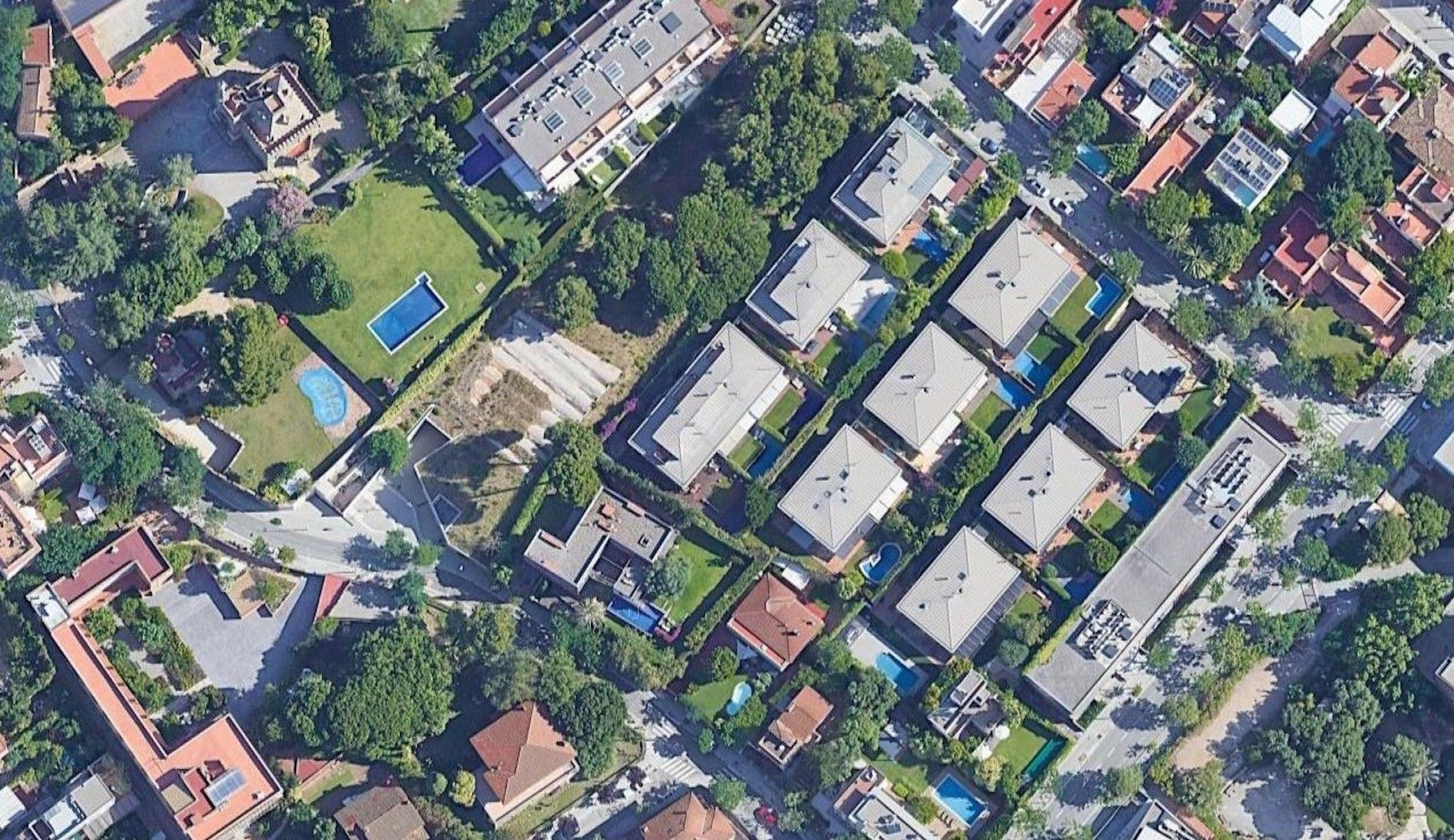 Vista aérea de casas con piscina en el distrito de Sarrià-Sant Gervasi