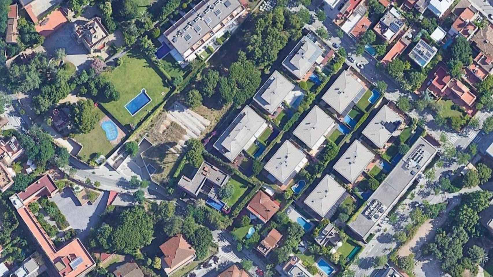 Vista aérea de casas con piscina en el distrito de Sarrià-Sant Gervasi