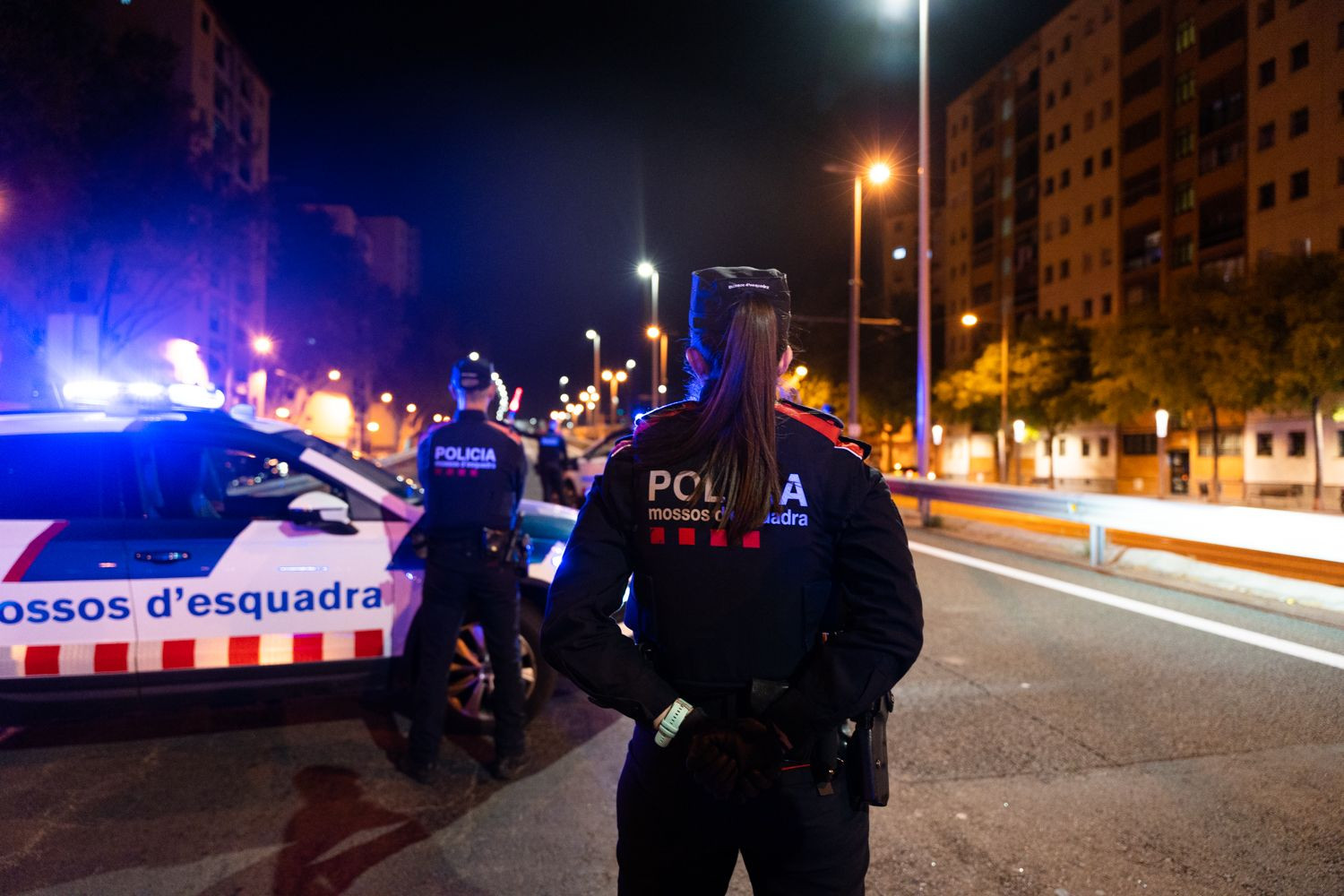 Una agente de los Mossos d'Esquadra en el barrio de Sant Roc de Badalona / LUIS MIGUEL AÑÓN