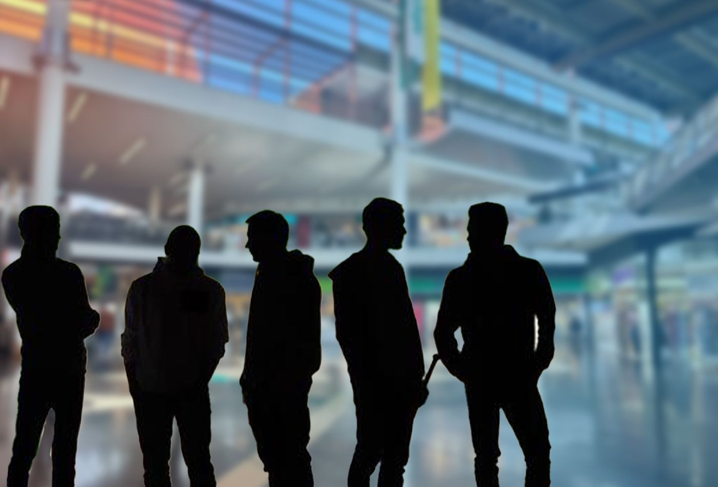 Fotomontaje de un grupo de jóvenes en el Centro Comercial Màgic de Badalona / METRÓPOLI