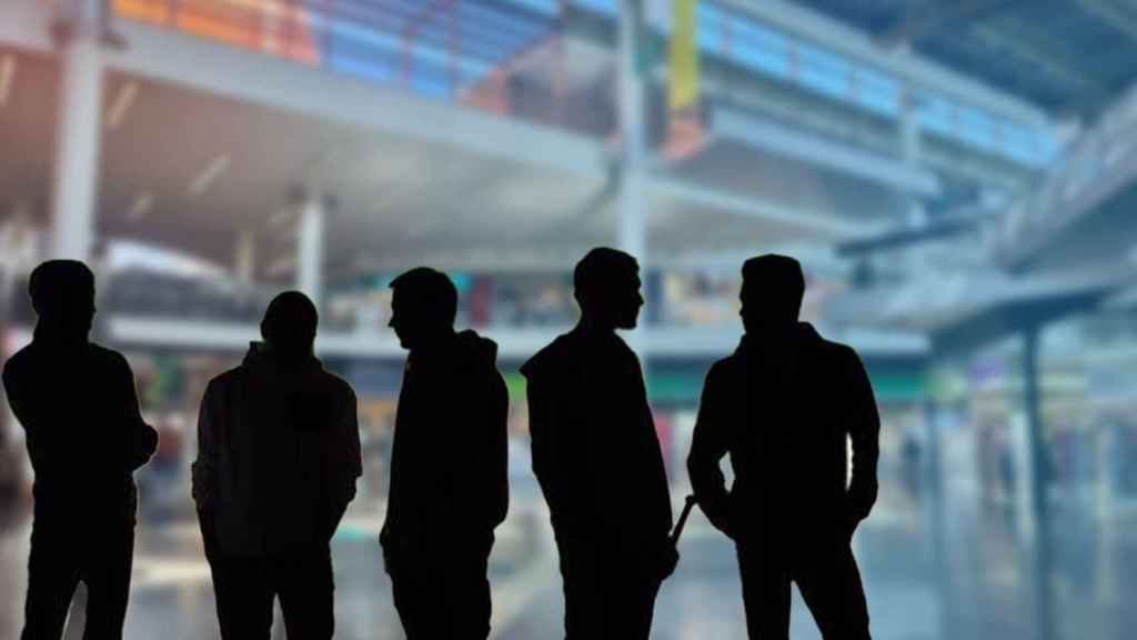 Fotomontaje de un grupo de jóvenes en el Centro Comercial Màgic de Badalona / METRÓPOLI