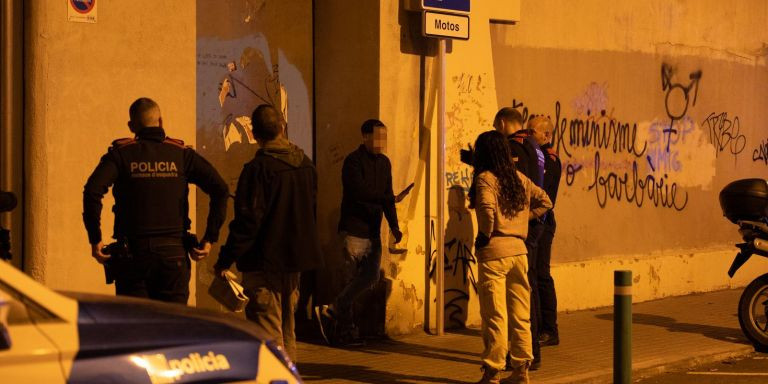 Los Mossos d'Esquadra rodean a uno de los implicados en la pelea en Badalona / LUIS MIGUEL AÑÓN