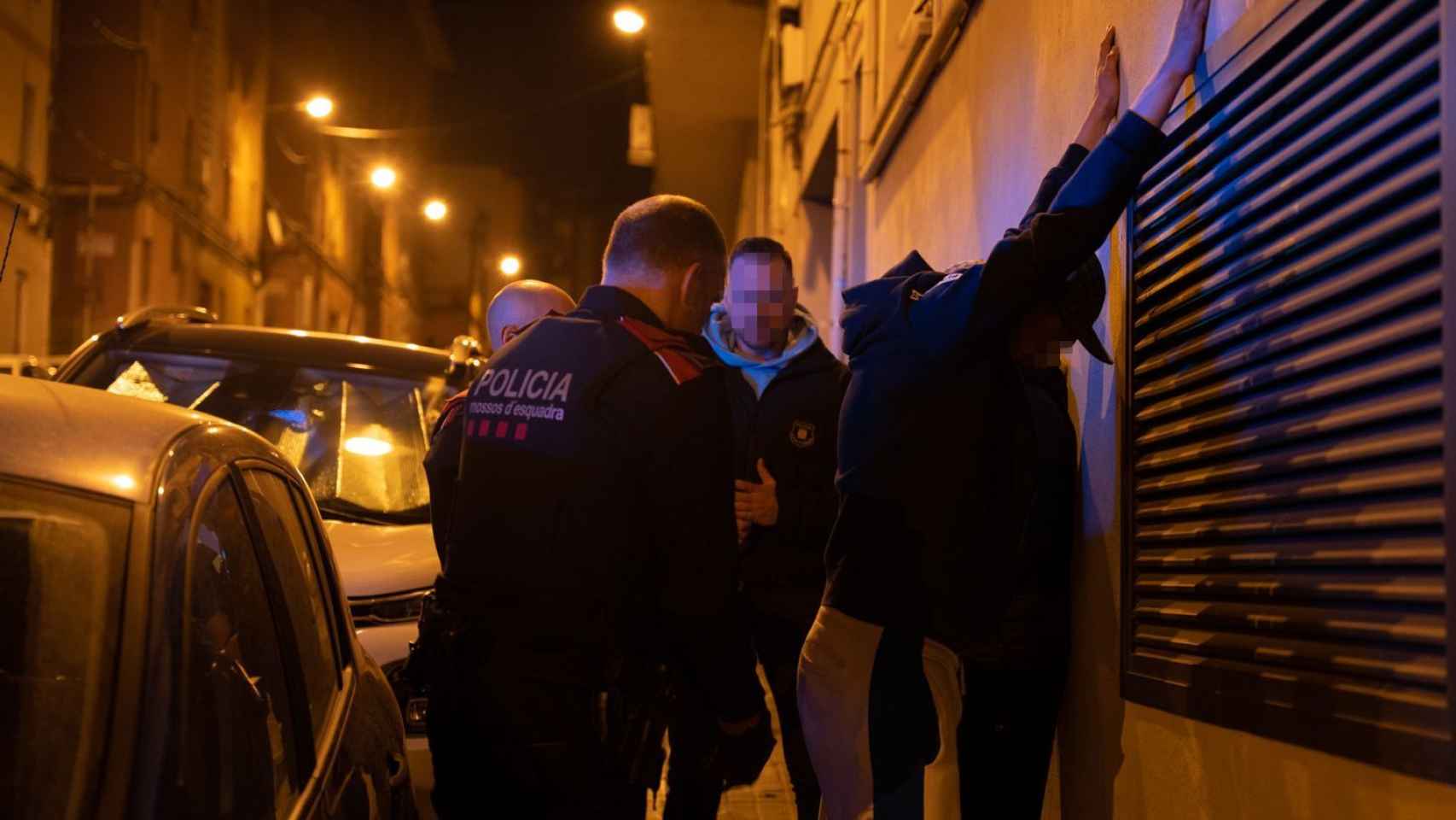 Los Mossos d'Esquadra registran a un hombre