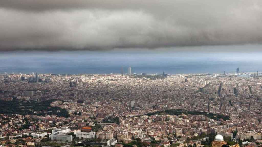 Nubes densas en una imagen panorámica de Barcelona