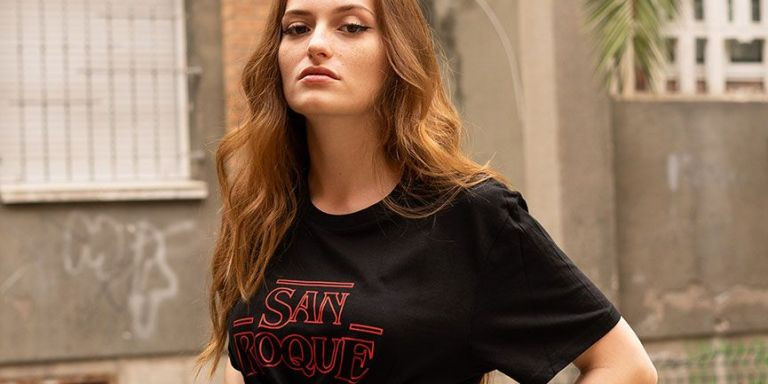 Una modelo de 'Badaloners' con la camiseta de Sant Roc / BADALONERS