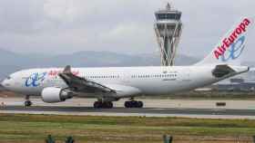 Una aeronave de Air Europa en el aeropuerto de Barcelona-El Prat, con la torre de control de fondo / CG