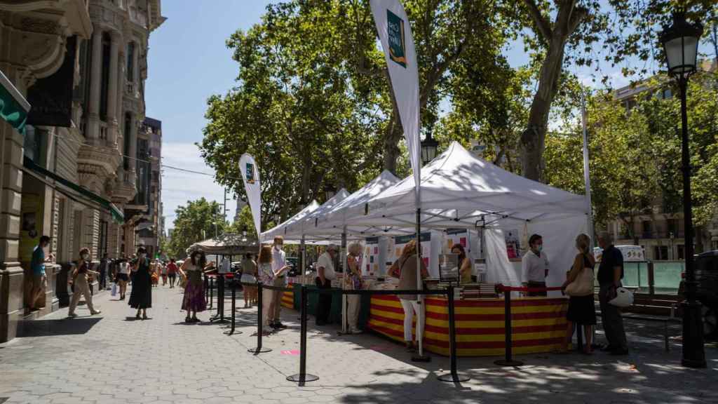 Parada de libros durante la Diada de Sant Jordi / MARC BRUGAT - EUROPA PRESS