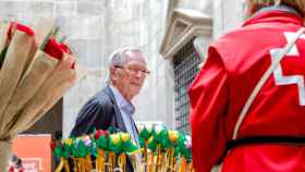 Xavier Trias en una parada de flores durante Sant Jordi 2023 en Barcelona / JUNTS