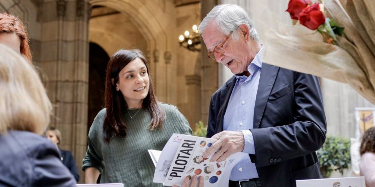 Xavier Trias con un libro durante Sant Jordi 2023 / JUNTS