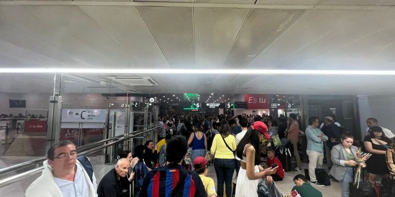 Largas colas en la estación de Sants por los retrasos en los trenes de alta velocidad / Metrópoli