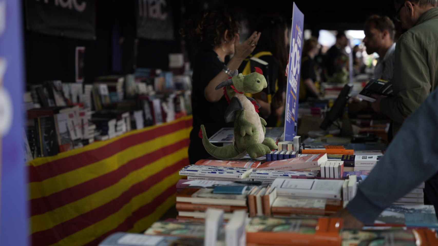 Parada de libros en Barcelona / LUIS MIGUEL AÑÓN (MA)