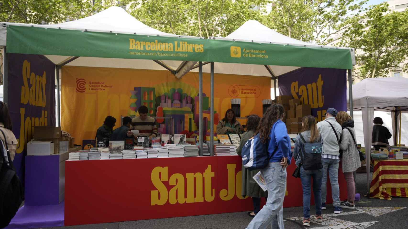 Parada de libros en Barcelona / LUIS MIGUEL AÑÓN (MA)