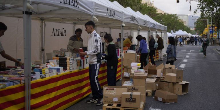 Sant Jordi 2023 en Barcelona / LUIS MIGUEL AÑÓN (MA)