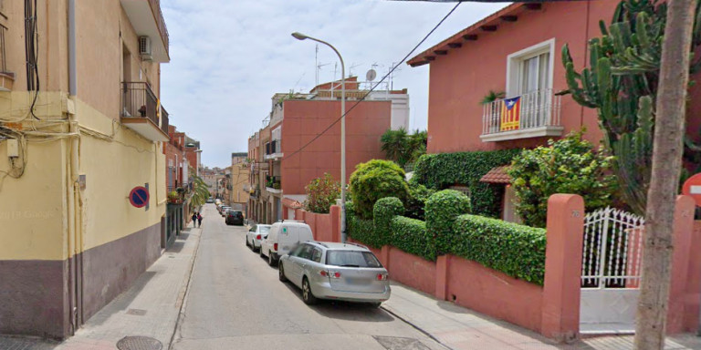 La calle de la Pau con Mare de Déu de Lorda donde tuvo lugar el crimen en Llefià / GOOGLE MAPS