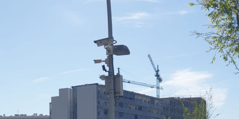 Cámara de videovigilancia de la ZBE en Sant Adrià / ÁNGELA VÁZQUEZ