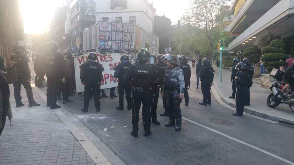 Agentes de los Mossos d'Esquadra contra los 'okupas' de la Bonanova / CIUTADANS