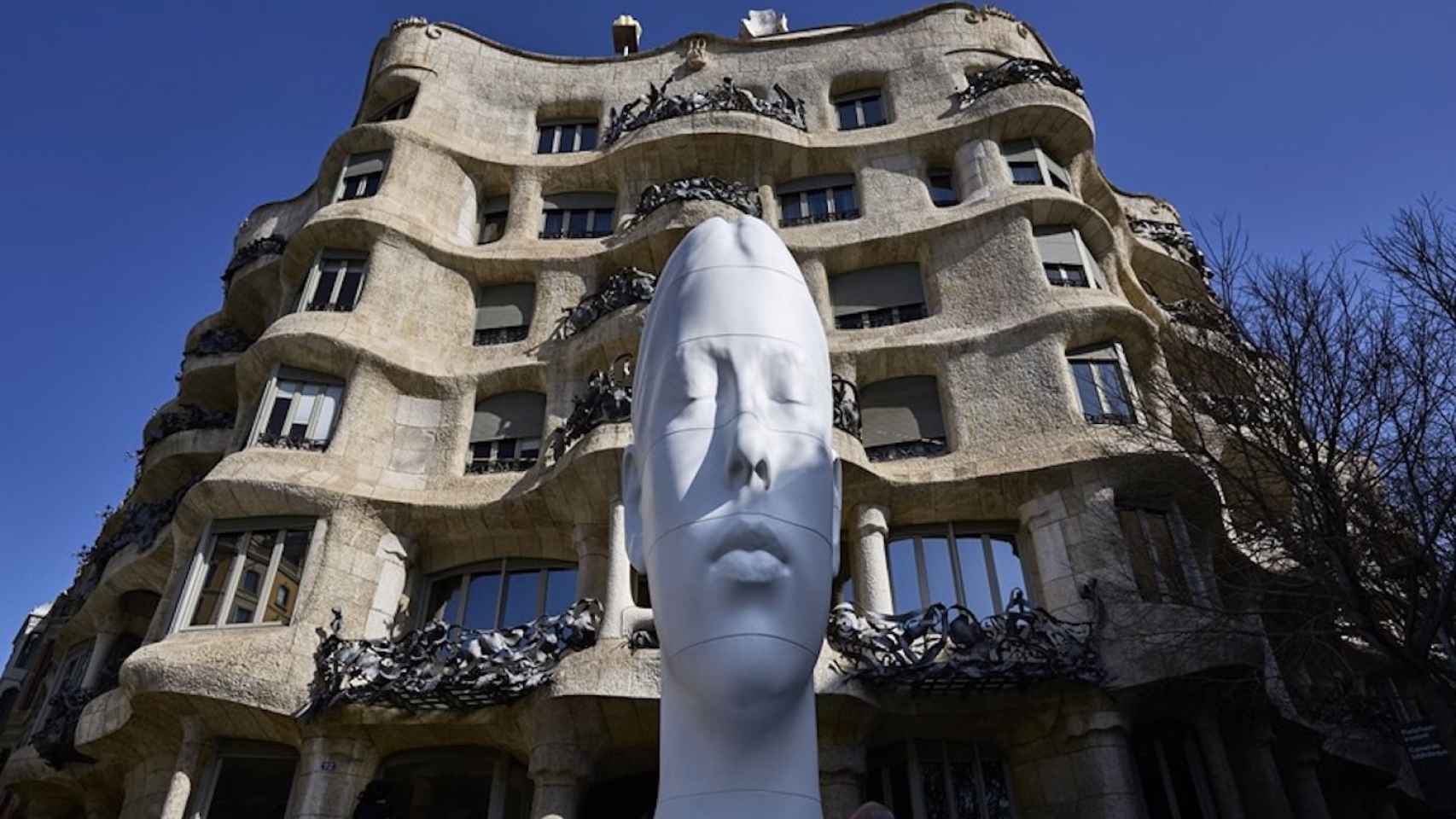 La escultura de Jaume Plensa, colocada frente a La Pedrera / EFE